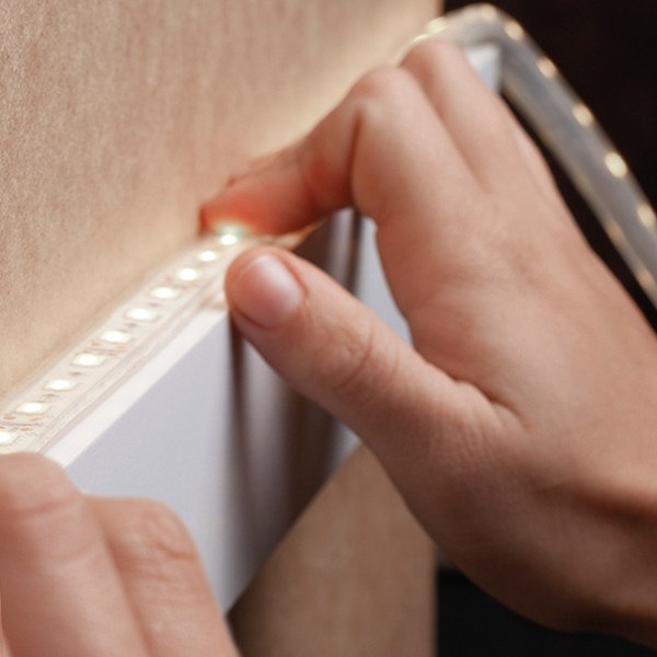 Tiras LED solar exterior autoadesivo Aktive | Distria