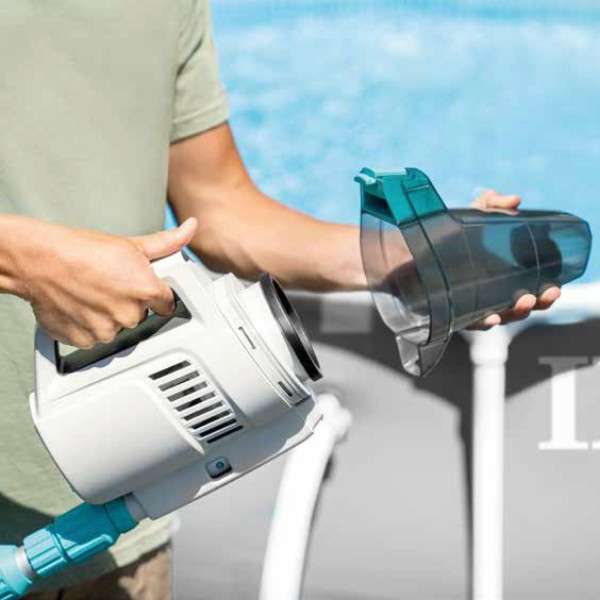 Aspiradora de piscina manual con batería INTEX | Distria